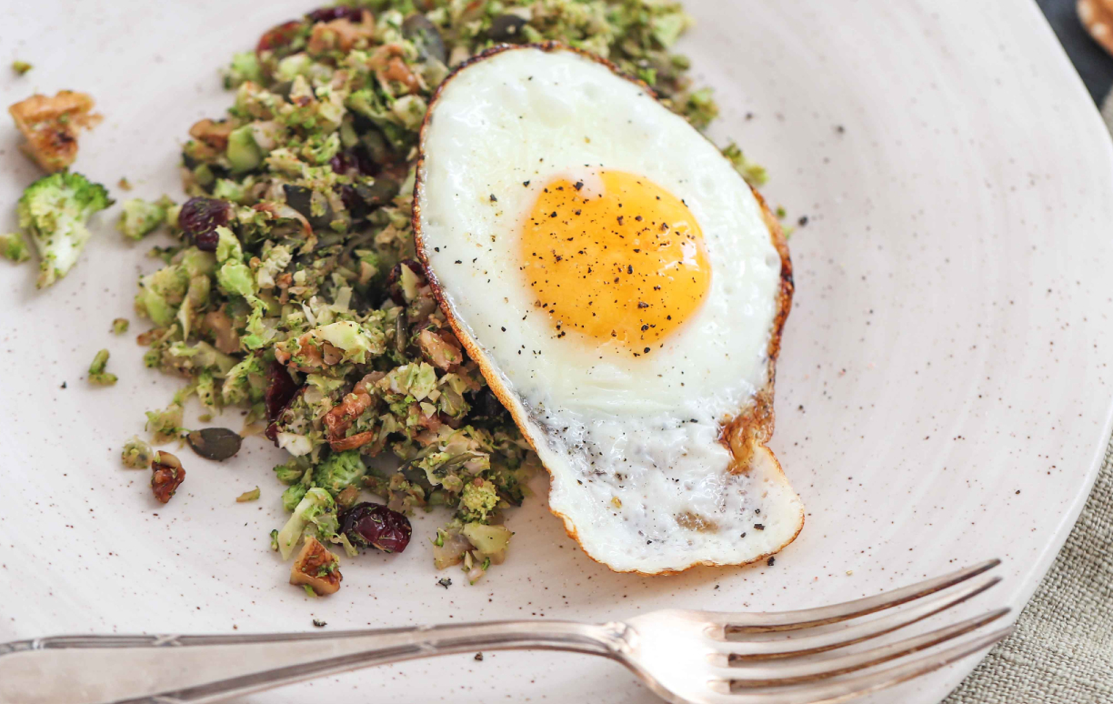Superfood breakfast with fried egg